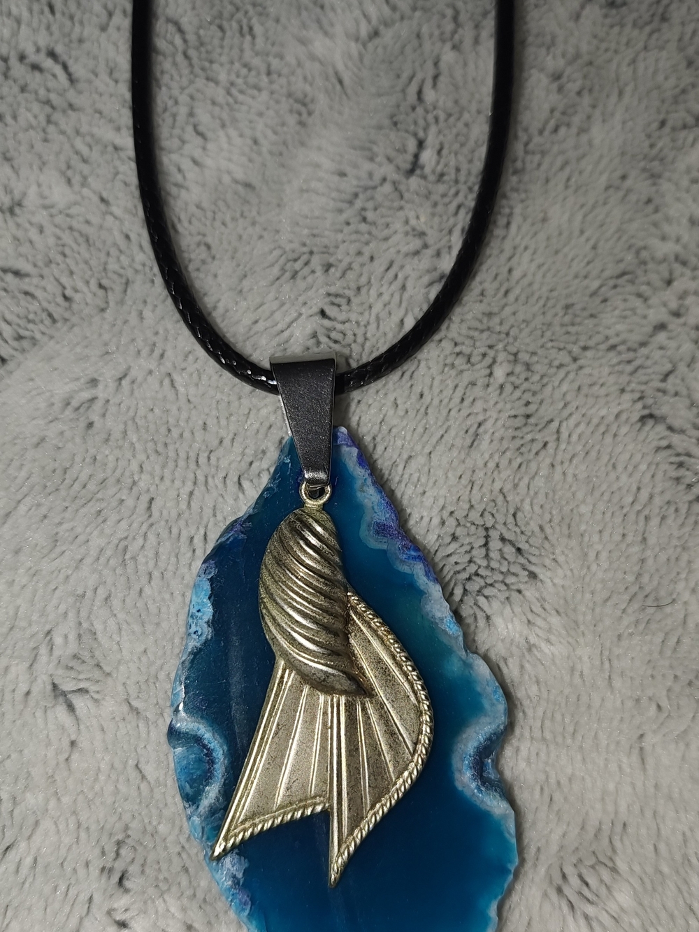 Gold-Tone Shell Pendant Necklace on Blue Agate
